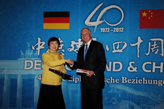 Li Xiaolin and German Abassador Exchaning Souvenir