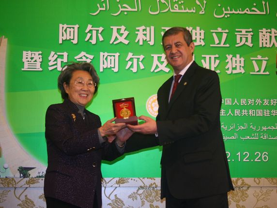 Ambassador Hassane Rabehi honoring Zhou Bingde