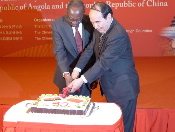 Vice Chairman Abdul’ahat Abdurixit and Ambassador Garcia cutting the celebrating cake