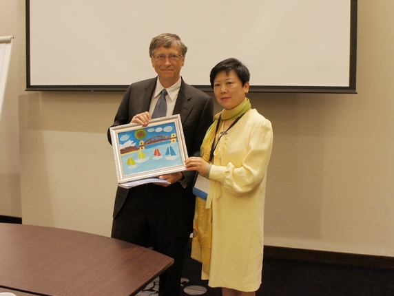 President Li Xiaolin met Mr. Bill Gates, and gave him a painting by a student at the Beijing Haidian Special School for Mentally Handicapped Children